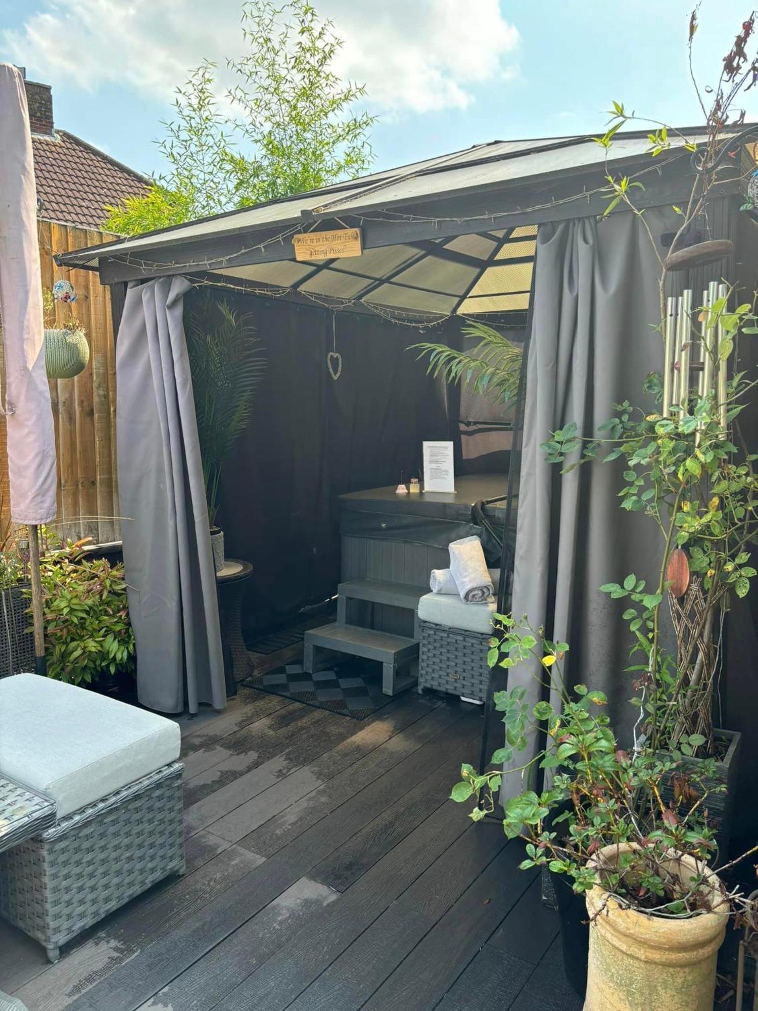 Secret Gem 1 Bed Garden Flat Private Luxury Hot Tub Apartment Bournemouth Bagian luar foto