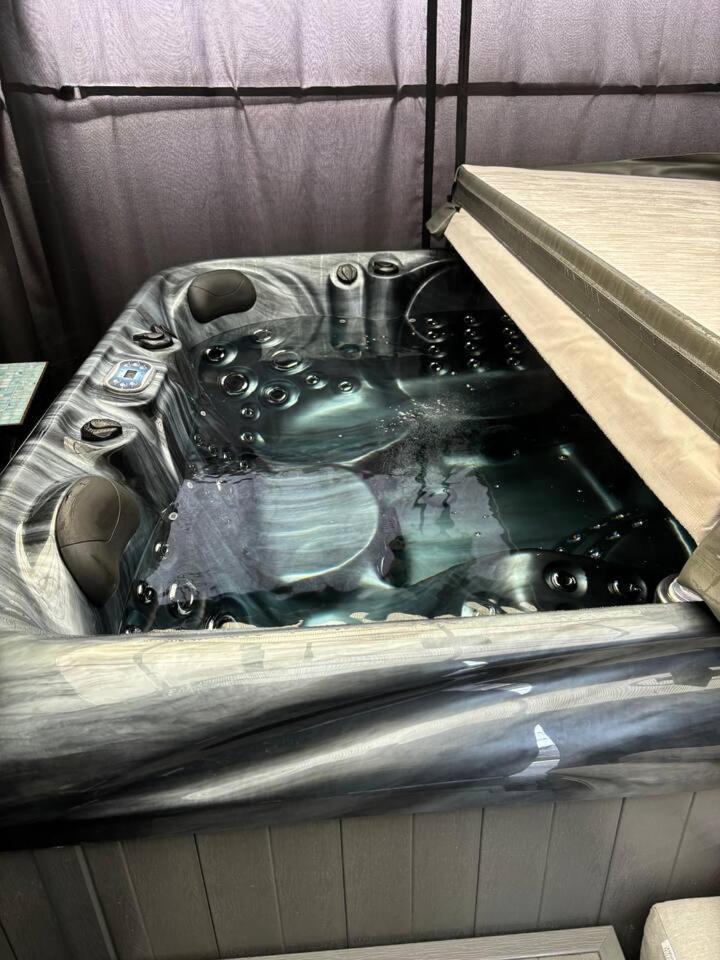 Secret Gem 1 Bed Garden Flat Private Luxury Hot Tub Apartment Bournemouth Bagian luar foto
