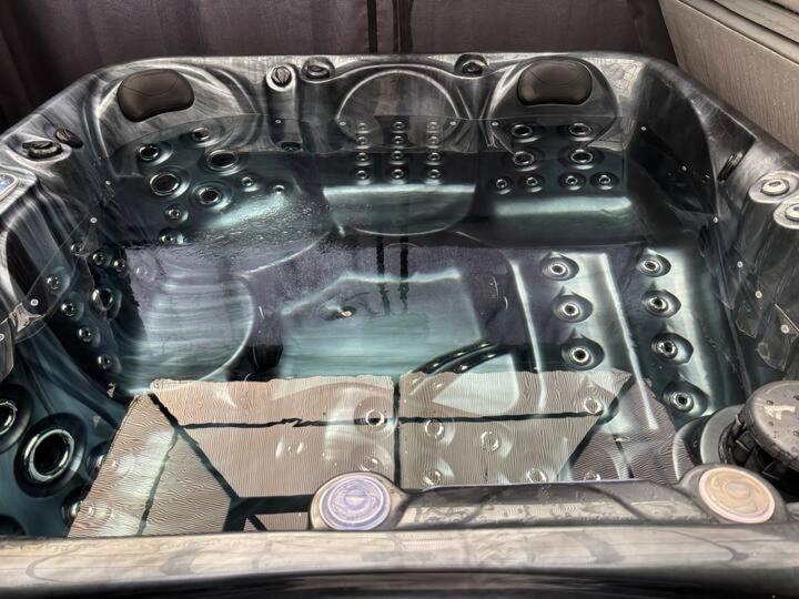 Secret Gem 1 Bed Garden Flat Private Luxury Hot Tub Apartment Bournemouth Bagian luar foto