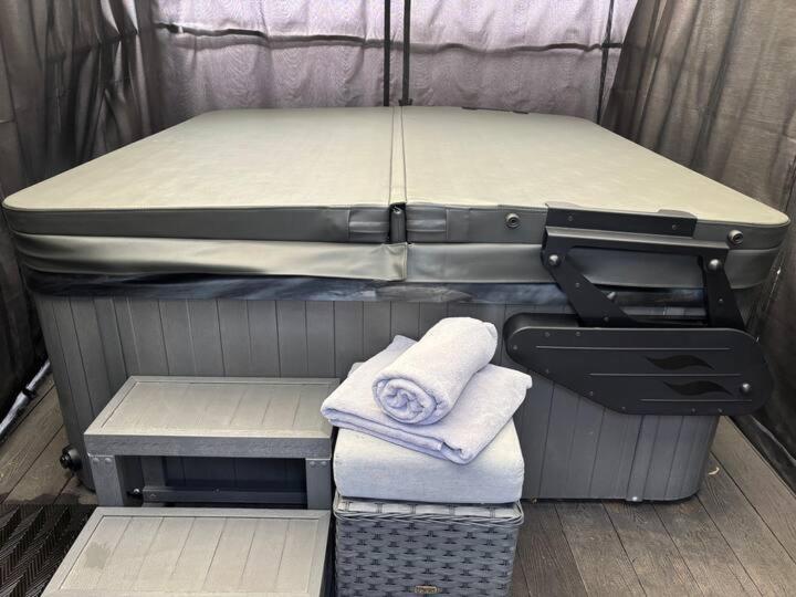 Secret Gem 1 Bed Garden Flat Private Luxury Hot Tub Apartment Bournemouth Bagian luar foto