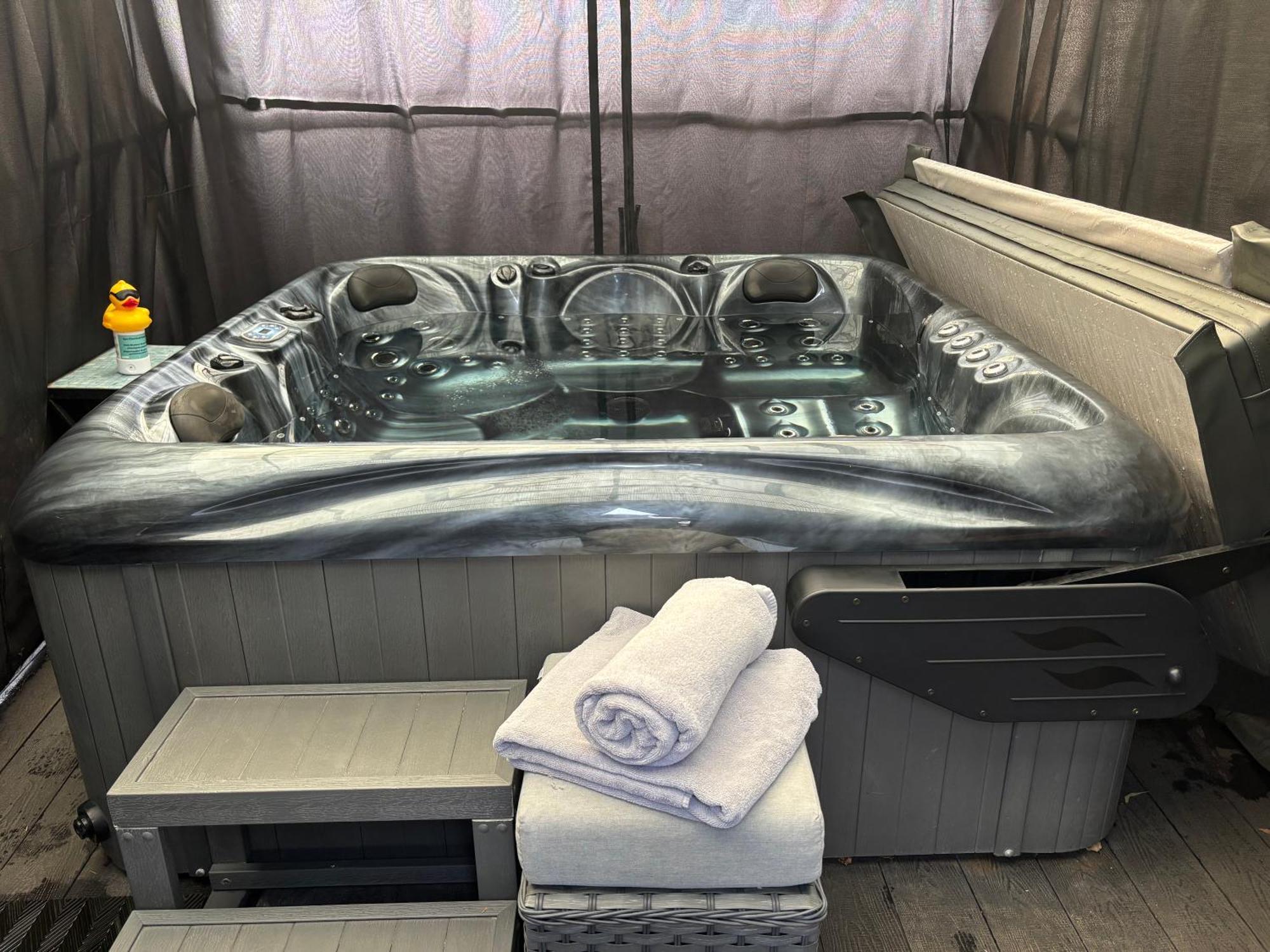 Secret Gem 1 Bed Garden Flat Private Luxury Hot Tub Apartment Bournemouth Bagian luar foto