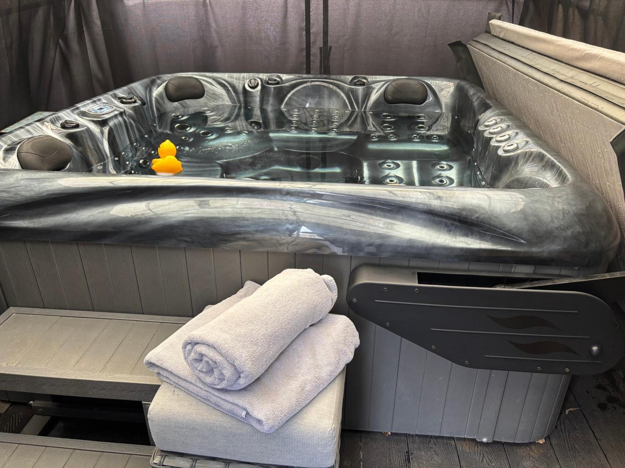 Secret Gem 1 Bed Garden Flat Private Luxury Hot Tub Apartment Bournemouth Bagian luar foto